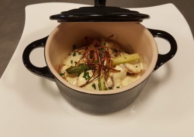 Formules - Menu prestige - Cassolette de Saint-Jacques sur lit de fondue de poireaux foin de poireaux - Excellence culinaire - Bruno FRITZ